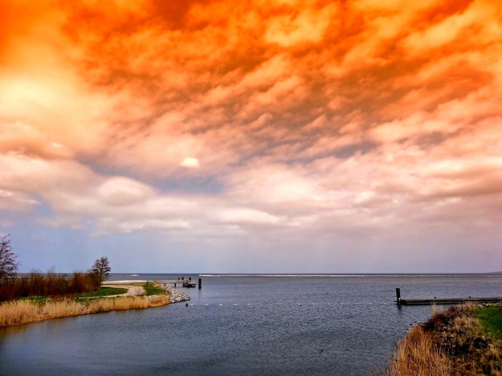 Niederlande Meer bei rot glänzendem Himmel